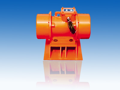 倉壁振動(dòng)器的結(jié)構(gòu)是由振動(dòng)電機(jī)、底座兩部分組成